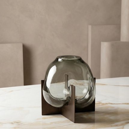 VASE AVEC VERRE ET PIETEMENT METALLIQUE